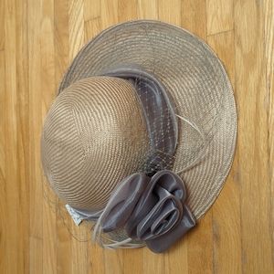 Hat with grey bow and ribbon